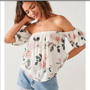 🌸 KIMICHI BLUE SIZE MEDIUM FLORAL COLD SHOULDER TOP